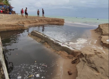 Prefeitura de Maceió é responsável por lançamento de esgoto na Praia de Ponta Verde